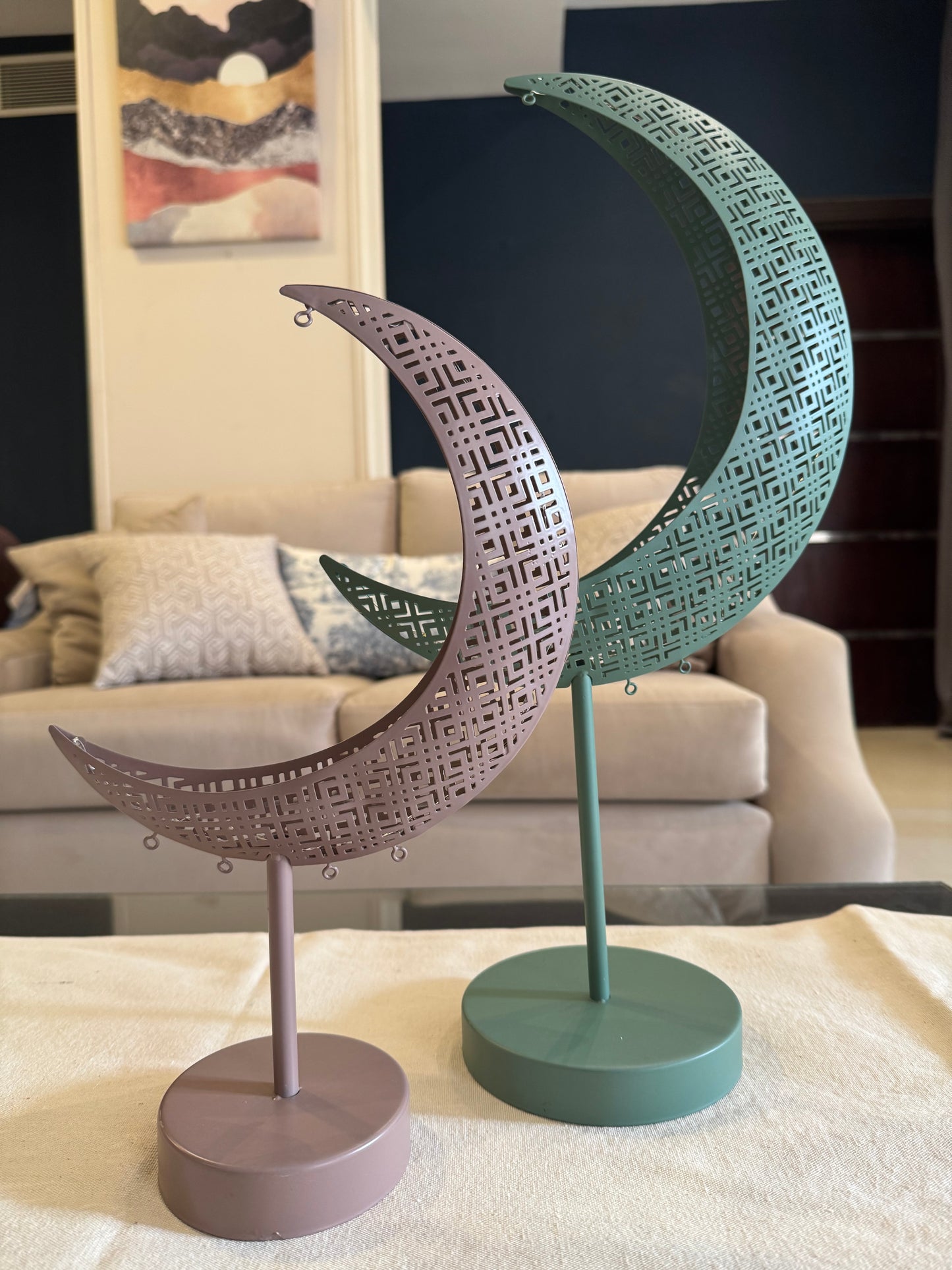 Green/Burgundy Crescent Stand